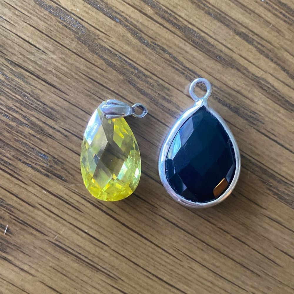 Yellow and black stone pendant